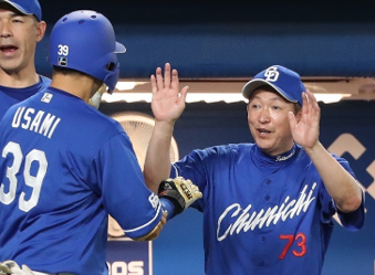 宇佐美選手と立浪監督のハイタッチ