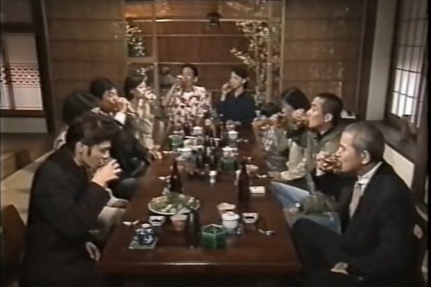 「ボディーガード」最終話での共演シーン
（若林志穂は中央右手、長渕剛は右側手前から2番目）