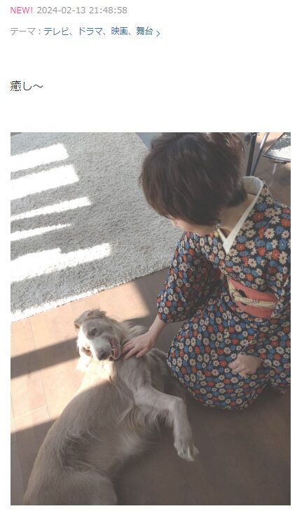着物姿で犬とじゃれる藤田さん（公式ブログより）