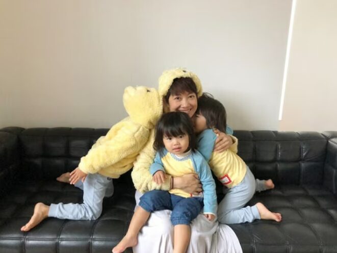 ふなっしーの服を一緒に着ている大渕さんと3人の子供