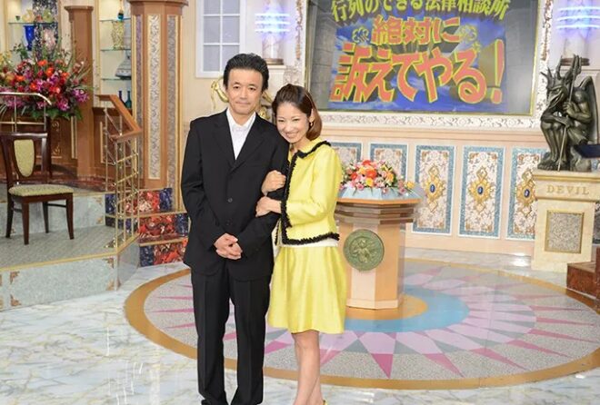 番組内で妊娠発表後にスタジオで撮影する大渕愛子さんと金山一彦さん（2014年11月）